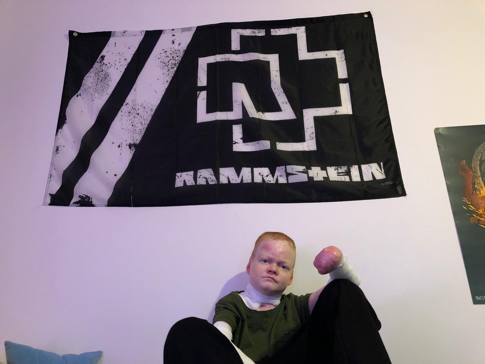 Foto von Pascal und einer Rammstein-Flagge im Hintergrund